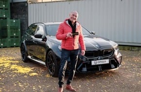 Omaze: "Ich habe zum ersten Mal seit 40 Jahren wieder bei einer Lotterie mitgespielt - und sofort gewonnen!" / Erfolgreicher Unternehmer vom Bodensee gewinnt BMW M5 Touring im Wert von 155.000 Euro sowie 50.000 Euro in bar