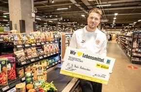EDEKA ZENTRALE Stiftung & Co. KG: "Herz-Partnerschaft": Kasseneinsatz für den guten Zweck: FC St. Pauli Innenverteidiger Hauke Wahl kassiert ab