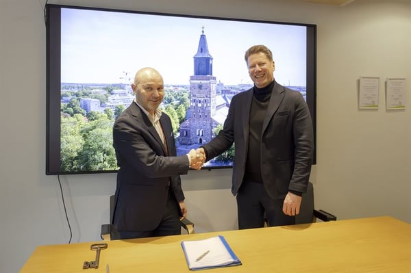 Sopimuksen allekirjoittivat Kalle Luoma vas ja Esa Lehmusvuori 