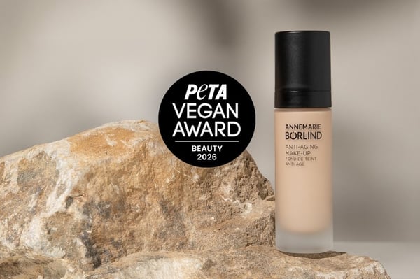 ANNEMARIE BÖRLIND erhält den PETA VEGAN AWARD 2026 in der Kategorie "Beauty"
