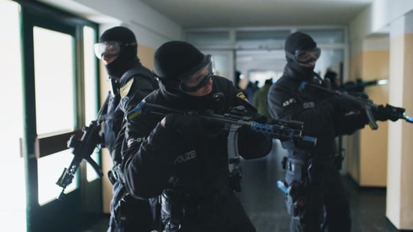 Fußball. Razzia. Sicherheitskonferenz. Galileo zeigt in einer Wochenserie, wie Elite-Polizisten ausgebildet werden.