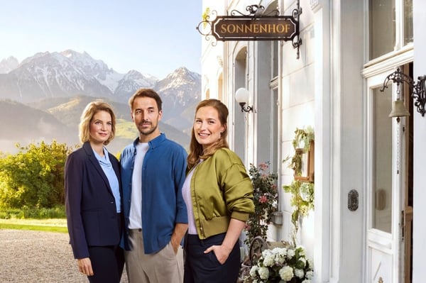Malerische Bergkulisse, fünf ungleiche Geschwister und eine neue Praxis: SAT.1 eröffnet im Sommer "Die Landarztpraxis - Team Sonnenhof"