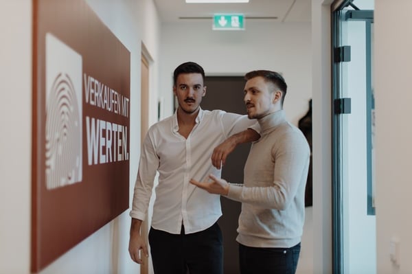 Planbare Anfragen und Abschlüsse mit der Verkaufen mit Werten GmbH: Wie Tim Nägler gemeinsam mit Geschäftsführer Sebastian Auer systematisch LinkedIn-Prozesse aufbaut